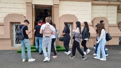 elevii de la liceul caragiale, bucuresti, intra la proba de bac la limba romana