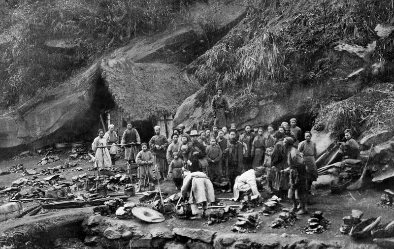 Mineri în fața unei mine din munții situate la vest de Dazhu, provincia Sichuan, 1909. Sursă foto: Profimedia Images