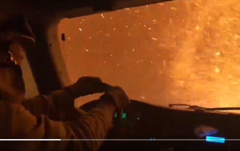 Imagini dramatice surprinse într-o mașină de pompieri, cuprinsă de flăcările incendiilor din California