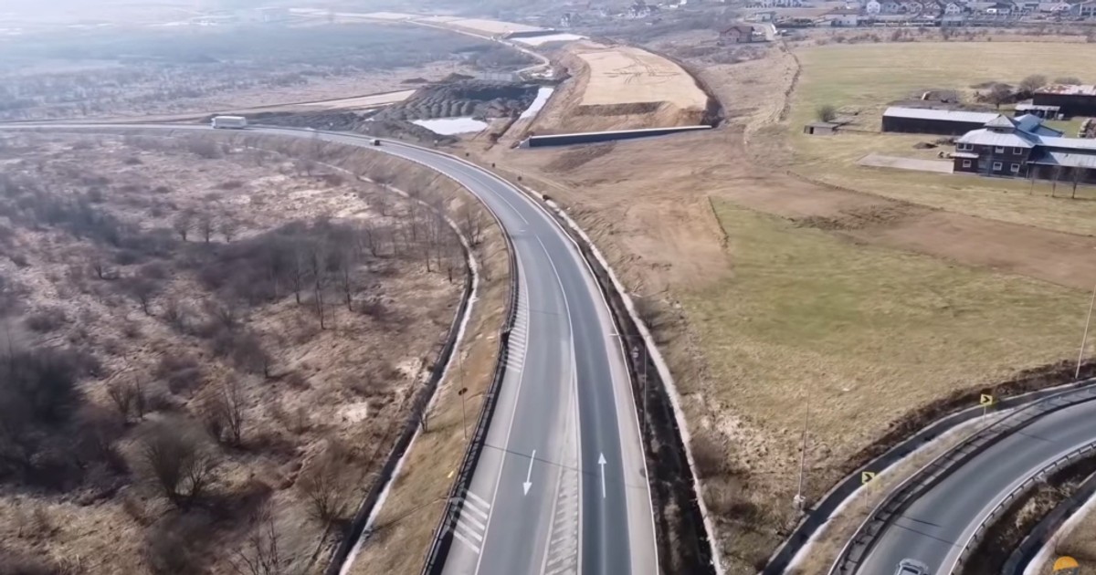 Ce autostrăzi și drumuri vrea să facă Guvernul prin PNRR. Autostradă în construcție