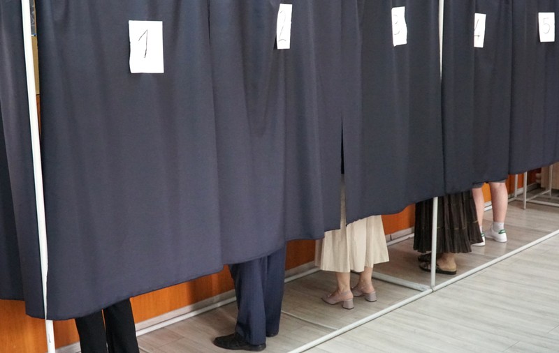 Să nu fim mai proști decât aleșii noștri! Politicienii sunt oglinda noastră, a cetățenilor turmentați
