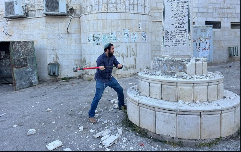 Un deputat israelian de extremă-dreapta a vandalizat cu barosul un memorial palestinian din Cisiordania. Armata l-a protejat