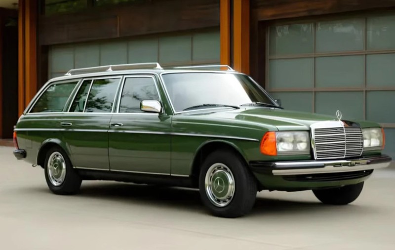 Un Mercedes 280 TE din 1979 îngropat timp de 38 de ani după un cutremur, în Italia, s-a vândut în SUA cu 252.000 de dolari