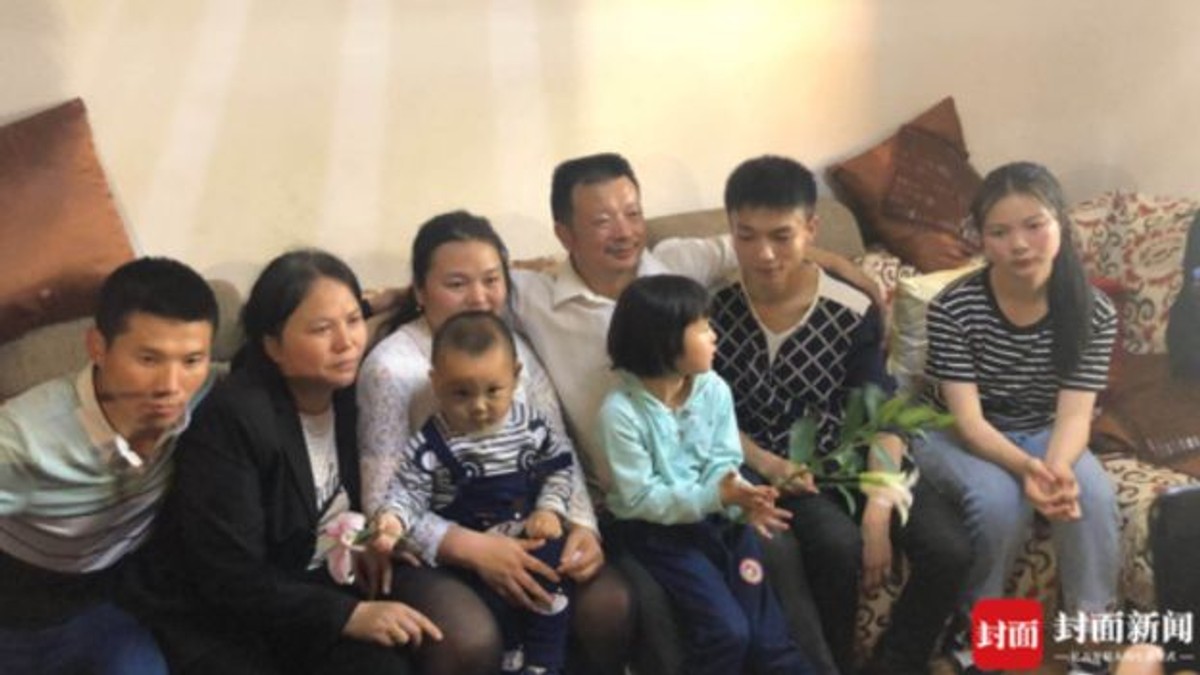 O familie de chinezi și-a regăsit fiica după 24 de ani de căutari. Fotografie cu întreaga familie după ce s-au regasit