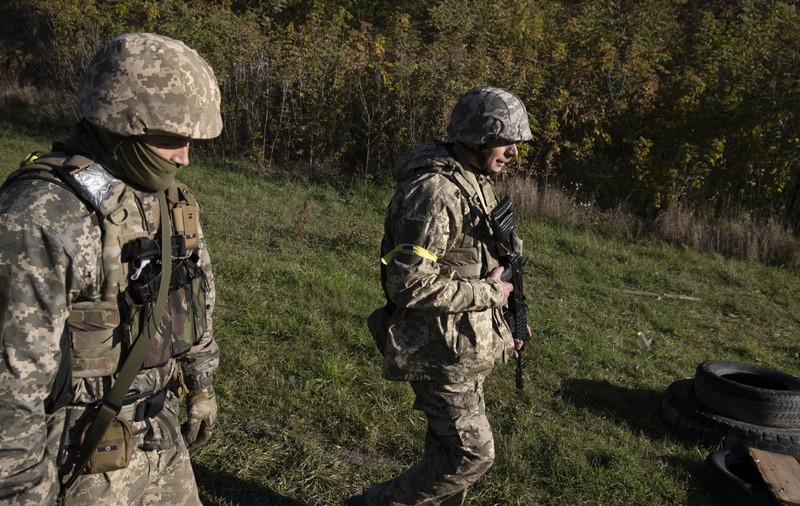 Ucraina, partea întunecată: o tânără din Ucraina se căsătorește cu un soldat gay, ca să-i ajute prietenul, care nu are niciun drept dacă iubitul moare