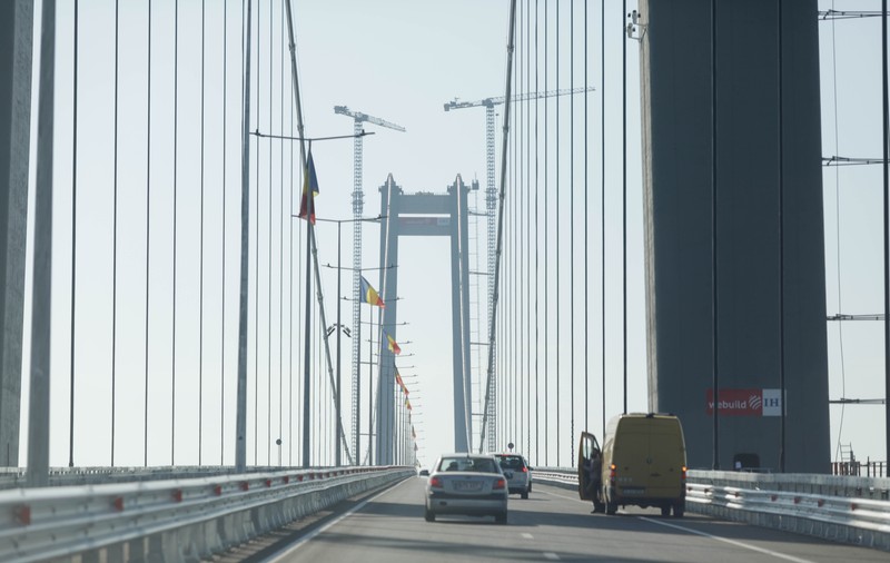 Accident pe podul de la Brăila, la puțin timp după inaugurare. Un șofer a oprit să facă poze