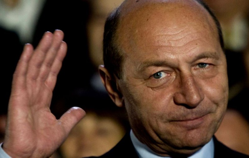 Băsescu, mesaj pentru Iohannis: ”Somn uşor, Domnule Preşedinte ! Poţi să dormi liniştit, nu mai ai nimic de făcut!” ; Ce soluție propune