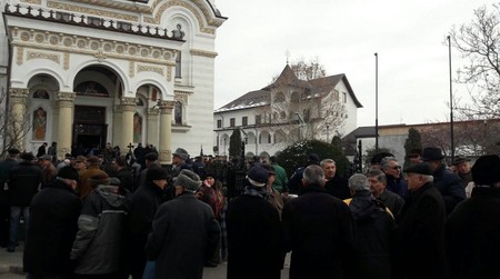 Oamenii au venit să aducă un ultim omagiu lui Constantin Stroe sursă foto: sursata.ro