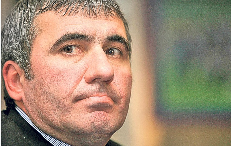 GAFĂ URIAȘĂ într-o carte despre FOTBALUL ROMÂNESC. L-a făcut ȚIGAN pe HAGI!