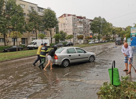 Autoturismul, blocat în inundația din intersecție