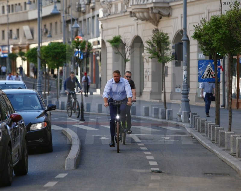 EXCLUSIV. Iohannis a mers cu bicicleta la serviciu, de la reședința oficială la Cotroceni / FOTO&VIDEO