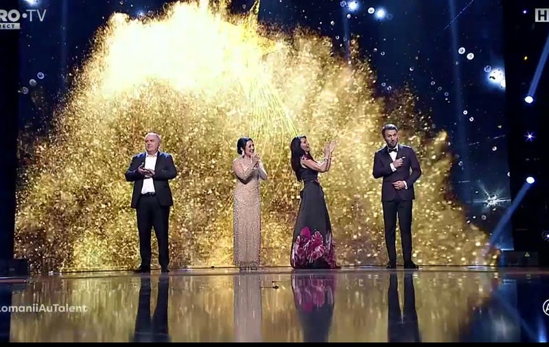 Apariție electrizantă a Mihaelei Rădulescu în ultima semifinală ”Românii au talent”. A ales o rochie până în pământ dar cu un decolteu pe măsură