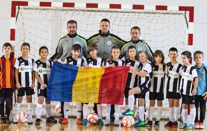 Copiii de 8 ani de la U Cluj au ajuns la spital cu toxiinfecție alimentară. Părinții cred că ar fi fost ”otrăviți” la Craiova