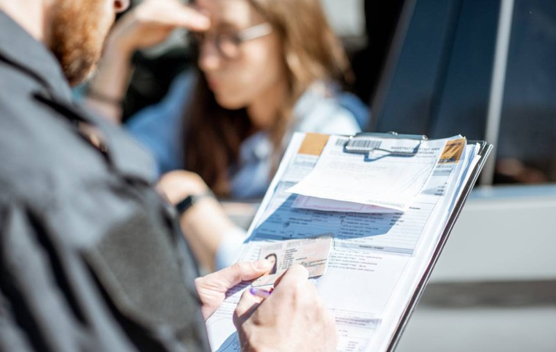 Zeci de șoferi luați ca din oală de radar, lângă Horezu. Câți au rămas fără permis în trei ore