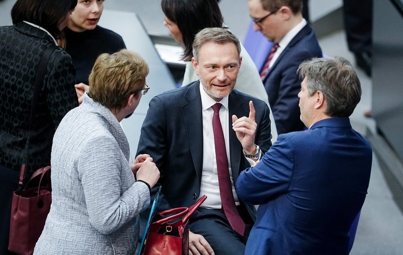 Ministrul german de finanțe a fost surprins ascunzându-și ceasul de lux într-o apariție la TV
