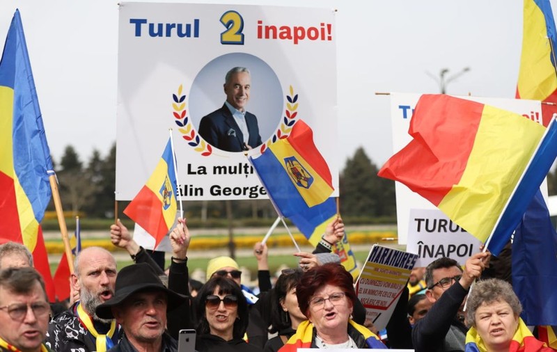 Călin Georgescu semnează controlul judiciar chiar de ziua lui. Susținătorii săi îi cântă „Mulți ani trăiască” în Piața Constituției
