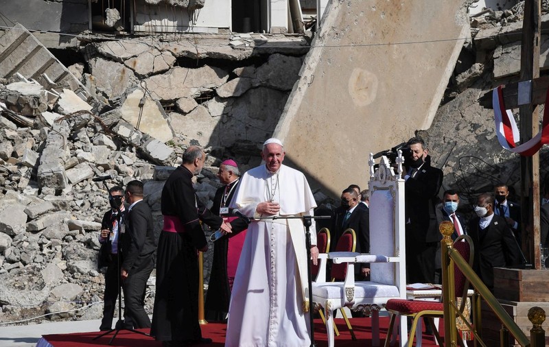 Papa Francisc s-a rugat printre ruinele bisericilor creștine din Irak, devastate de furia teroristă a Statului Islamic