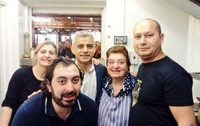 Bucătarul Cosmin Cornea și echipa sa din restaurant, toți stau în bucătărie și poartă șorțuri speciale pentru gătit