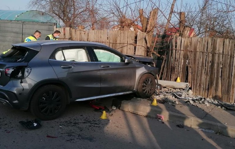 Două fete au murit după ce au fost lovite de o mașină, pe trotuar, în București. Șoferița, bătută de martori