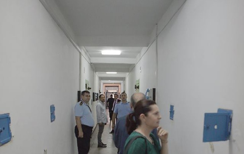 VIDEO EXCLUSIV/ Un deputat s-a documentat despre viața în pușcării. Stau 22 de deținuți într-o celulă și mănâncă ”pe genunchi”!