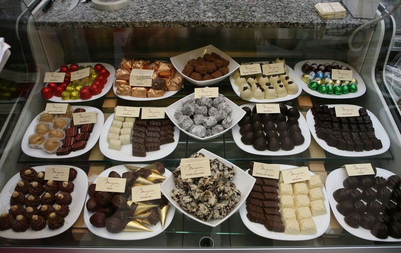 Bărbații care oferă unei femei o cutie cu ciocolată au 41% şanse să o cucerească 