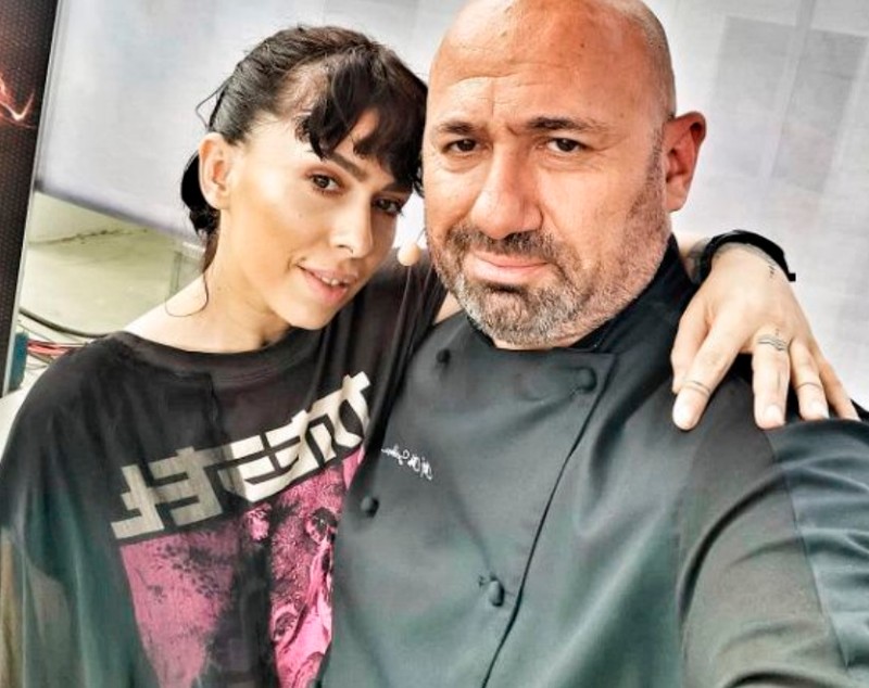 Cătălin Scărlătescu a răbufnit după ce o producătoare de la „Chefi la cuțite” i-a adresat un mesaj dur: „Ei se cred Dumnezei și noi suntem niște sclăveți”