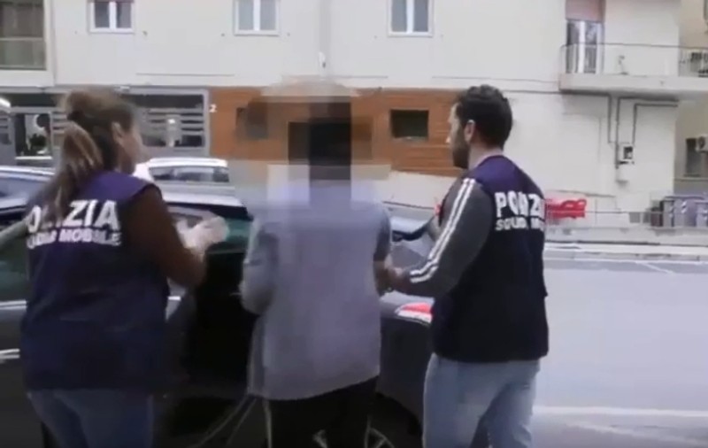 VIDEO | O româncă din Italia și-a obligat fata de 13 ani să se prostitueze. Printre clienți s-a aflat și un bătrân de 90 de ani!