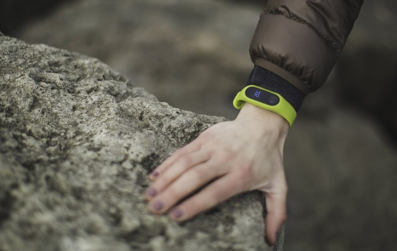Mai mulți utilizatori ai brățărilor Fitbit se plâng că ar fi fost electrocutați de acestea