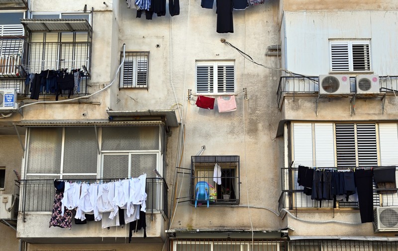 Aparatele de aer condiționat la vedere și rufele la uscat în balcon, interzise în Iași, potrivit proiectului Primăriei. Ce amenzi se pot da