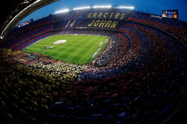 epa05241199 Soccer fans pay homage to late Dutch soccer legend Johan Cruyff, prior to the Spanish Primera Division soccer match between FC Barcelona and Real Madrid at Camp Nou stadium in Barcelona, northeasterm Spain, 02 April 2016. EPA/Alejandro Garcia