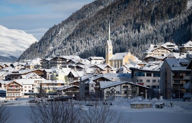 Suedezii întorși în martie din stațiunile alpine din Austria și Italia nu au fost plasați în carantină FOTO: EPA
