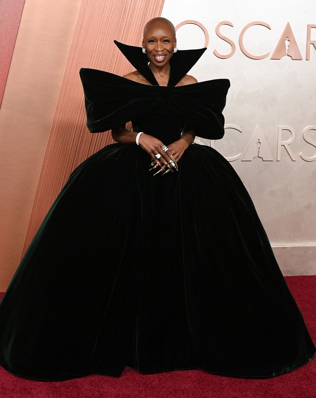Vedete la Premiile Oscar 2025. Ținute impresionante pe covorul roșu. Actrița Halle Berry a purtat o rochie-oglindă