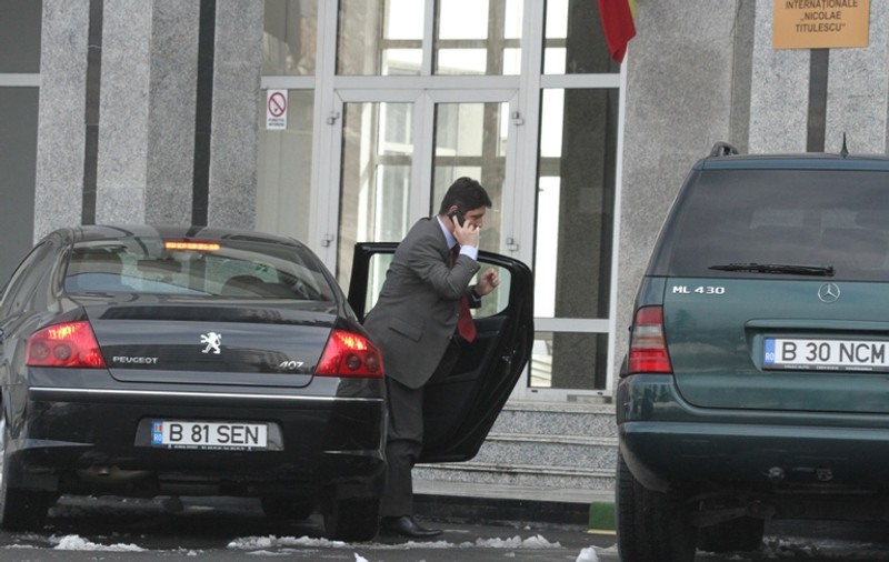 Profesorul Titus Corlăţean se duce la cursuri, la facultate, cu maşina Parlamentului, în orele de grevă 