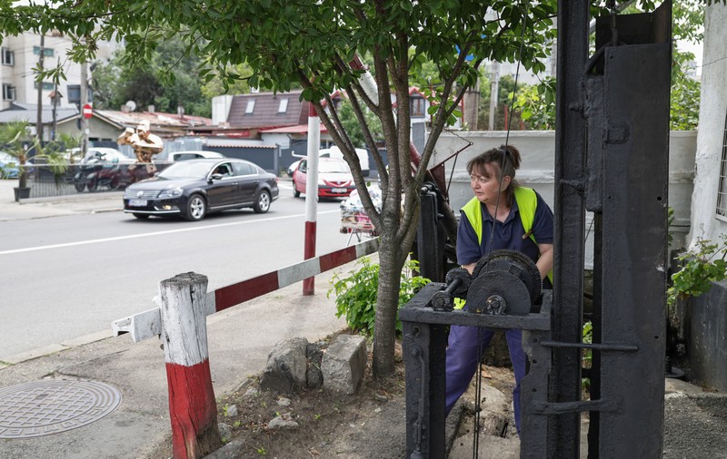 Femeia care ridică manual, de 36 de ani, o barieră de tren. Imaginea care spune tot despre infrastructura din România