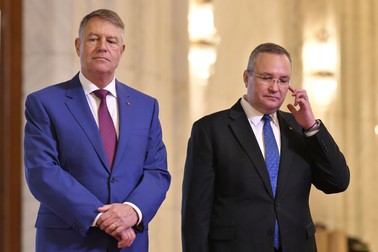 Premierul Nicolae Ciuca si Presedintele Klaus Iohannis participa la prezentarea emisiunii de marci postale "Centenarul Constitutiei Romaniei Intregite", la finalul adunarii solemne organizata de Curtea Constitutionala a Romaniei, la Palatul Parlamentului, in Bucuresti, luni, 27 martie 2023. ALEXANDRU DOBRE/ MEDIAFAX FOTO.