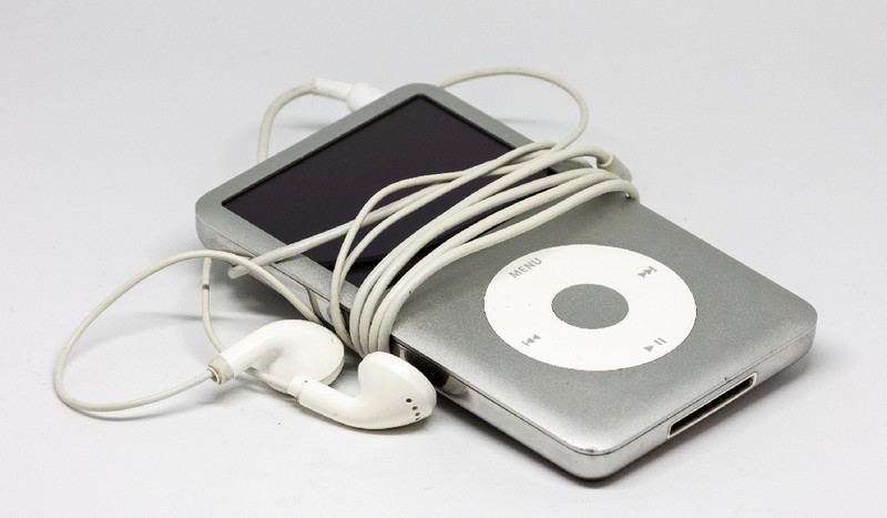 Tinerii aleg iPod-ul în locul smartphone-ului Imagine cu caracter ilustrativ. Foto: Shutterstock