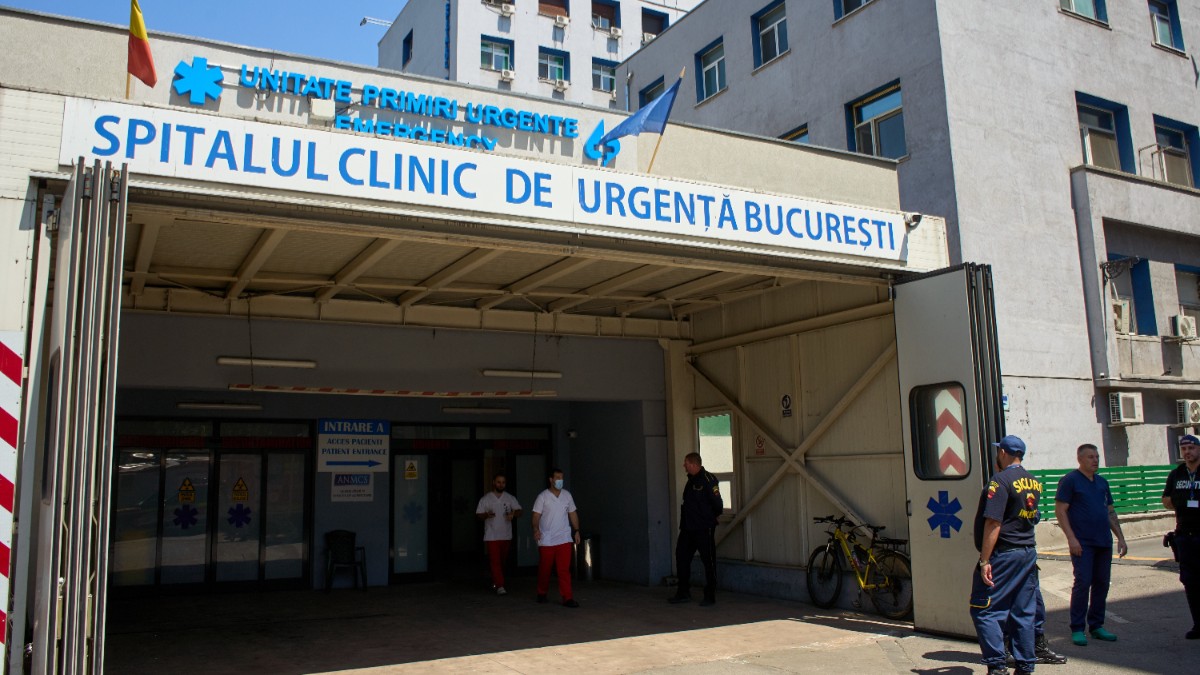 Personal medical și agenți de securitate se află la intrarea în Unitatea de Primiri Urgențe a Spitalului Clinic de Urgență București.
