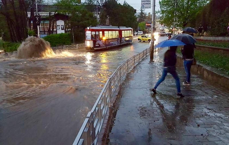 Iașiul, paralizat după o ploaie torențială! VEZI IMAGINILE DEZASTRULUI