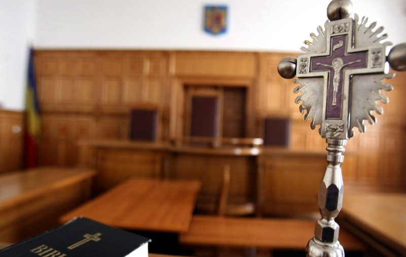 Trimis la judecată după ce a sedus şi înşelat o învăţătoare