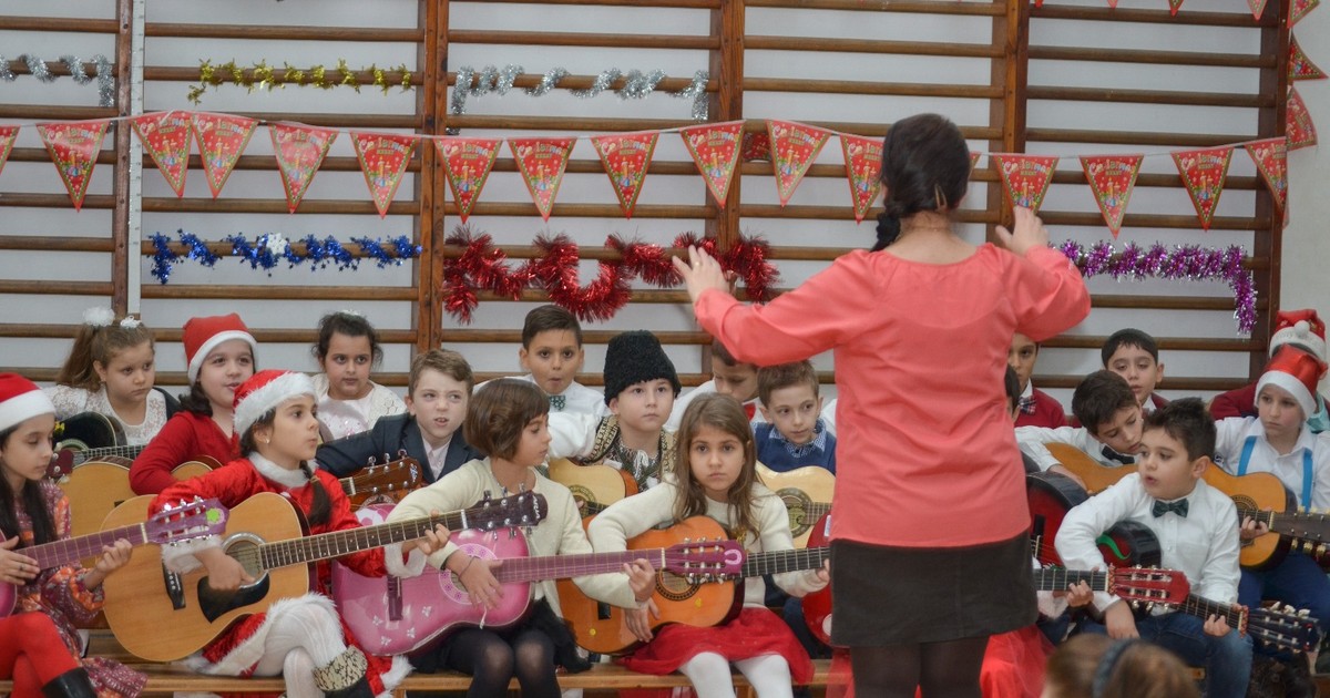 REPORTAJ: Când pasiunea pentru chitară se împletește cu dragostea pentru copii. O învătătoare își îndrumă elevii pe aripi de note muzicale