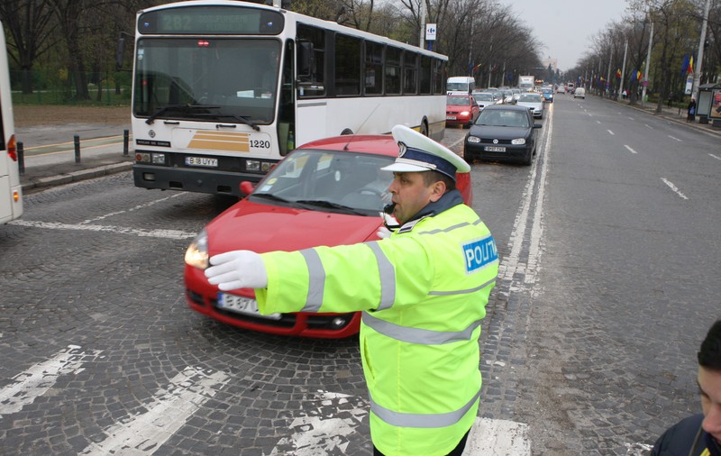 Chiar dacă nu are permis de conducere, a furat maşina tatălui şi s-a plimbat prin oraş cu ea