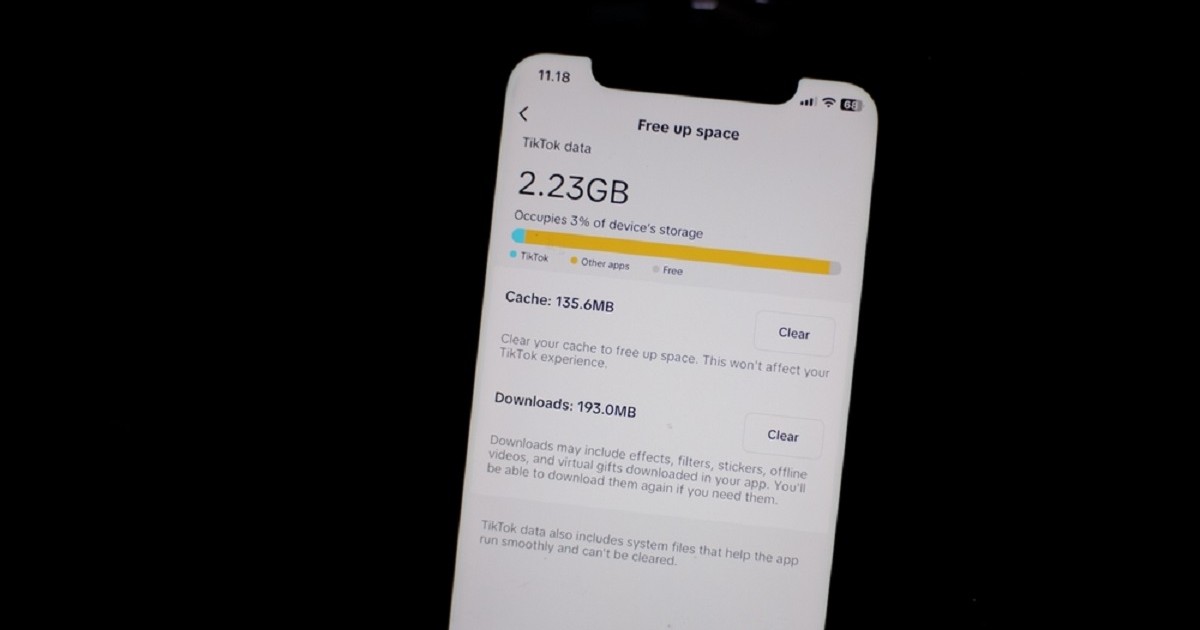 Pe un fundal negru, se vede un telefon, care arata cat spatiu liber de stocare se mai afla pe un telefon android