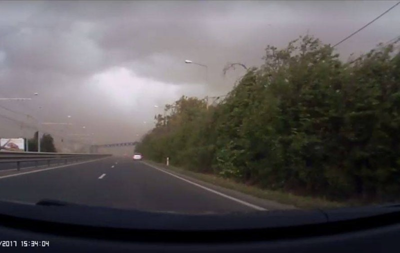 Elevii care învață în şcolile şi liceele afectate de furtuna din Timiş încep cursurile luni