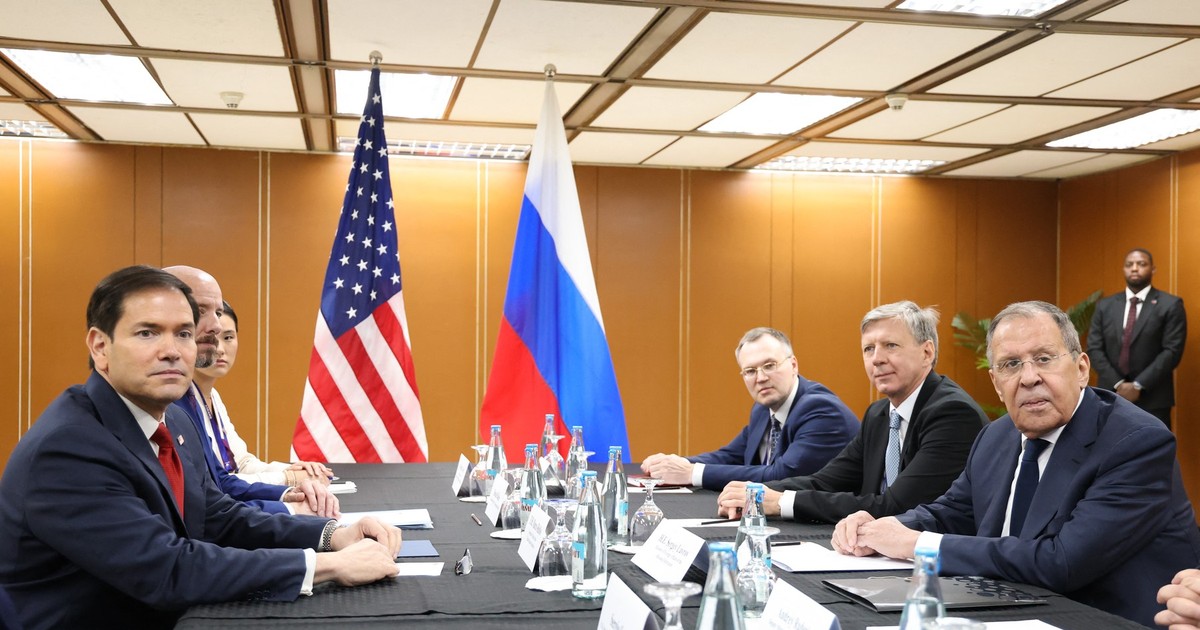 Marco Rubio (stânga, în prim-plan) și Serghei Lavrov (dreapta, în prim-plan) s-au întâlnit la Manila, în Filipine Foto: Profimedia