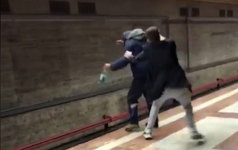 Ce spune studentul care a oprit un bărbat să nu se arunce în fata metroului: A fost primul meu instinct