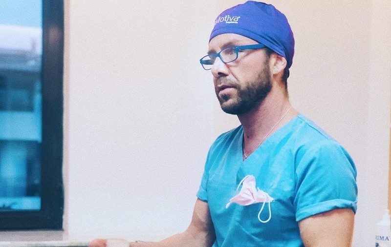 Ministerul Sănătății i-a dat aviz escrocului italian Matteo Politi, care a ajuns să opereze de zeci de ori în România, chiar și la spitalul privat Monza, fără studii de medicină! A fost depistat de asistente că nu știa să-și pună mănușile!