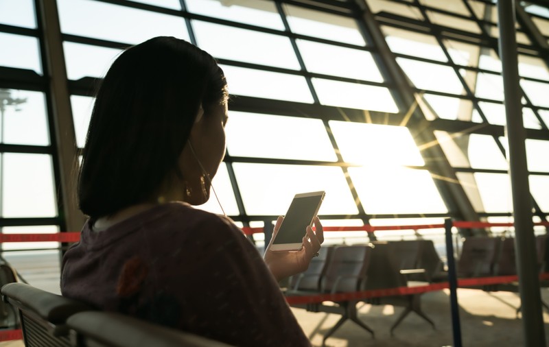 Departe de România care nu i-a oferit mai nimic. Ce mi-a povestit o prietenă cu două diplome de facultate, plecată în Anglia să îngrijească bătrâni