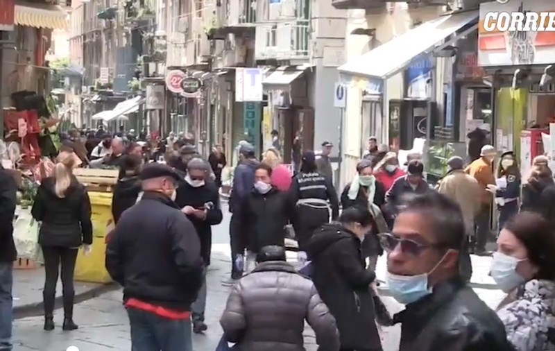 ”Asta-i carantină?!” titrează Corriere della Sera. La Napoli sunt sute de oameni pe stradă și polițiștii strigă la ei să se îndepărteze