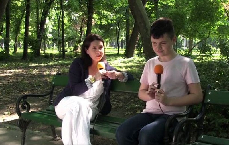 Drama copiilor nevăzători, în România: ”Copiii imi spun: Dă-te de aici, că iau boala de la tine!”; În RATB, șoferii mă ceartă când urc cu bastonul