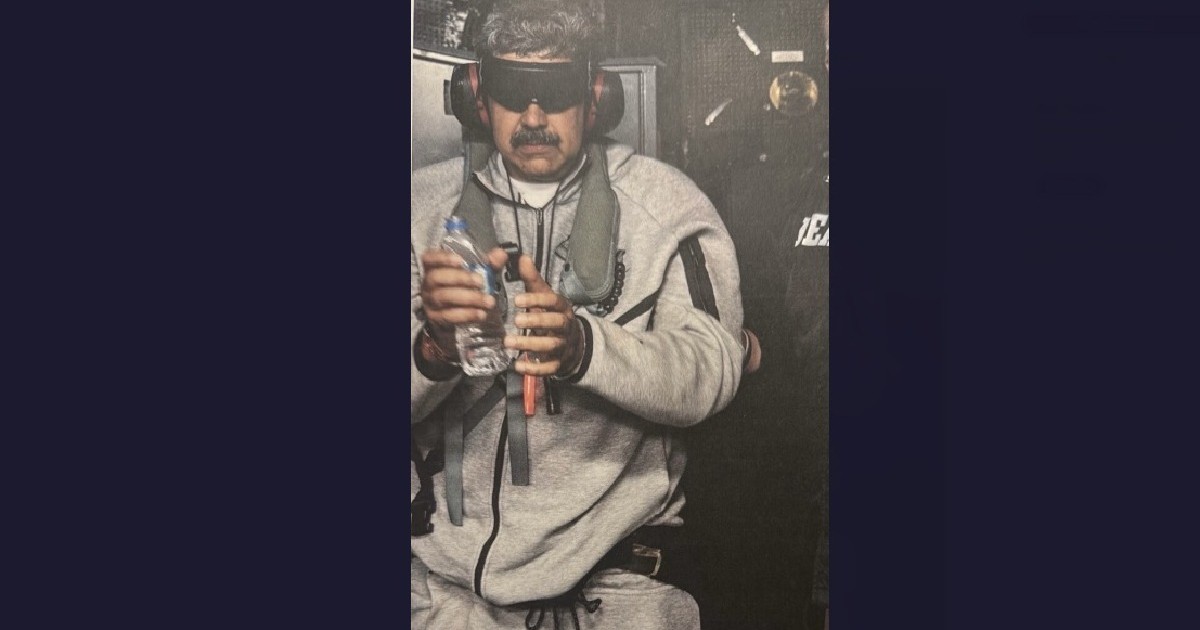 Nicolas Maduro, cu ochii acoperiți și încătușat, la bordul unui avion: fotografia postată de Donald Trump